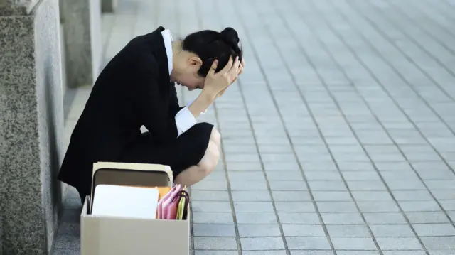 얼굴을 감싸 쥔 여성의 모습