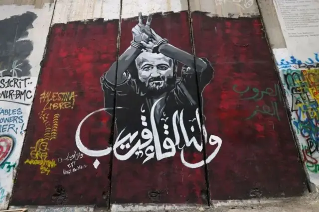 Barghouti waxa uu ku qoray wargeyska Washington Post sanadkii 2002, "In kasta oo aniga iyo dhaqdhaqaaqayga Fatax aan aad uga soo horjeedno weerarrada iyo beegsiga dadka rayidka ah ee gudaha Israa'iil.