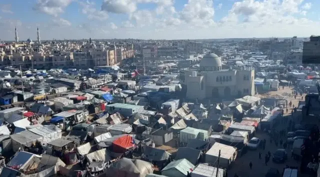 रफ़ाह में रह रहे फलस्तीनियों के तंबू