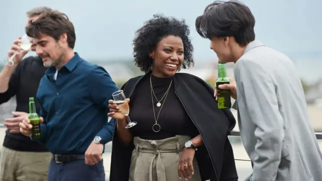 Люди п'ють алкоголь