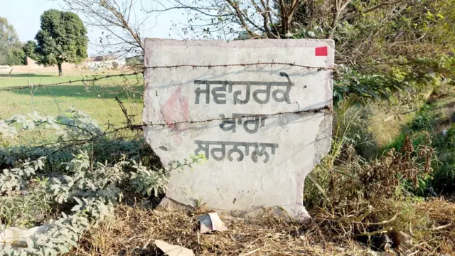 ਪਿੰਡ ਦੇ ਲੋਕ ਅਤੇ ਨੌਜਵਾਨ ਮੁੰਡੇ-ਕੁੜੀਆਂ ਰੁਜ਼ਗਾਰ ਲਈ ਸ਼ਹਿਰ ਆਉਂਦੇ ਜਾਂਦੇ ਰਹਿੰਦੇ ਹਨ