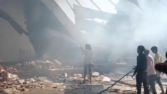 মঙ্গলবার সকালে গুজরাটের ওই বাজি কারখানায় হঠাৎ বিস্ফোরণ ঘটে বলে খবর। 