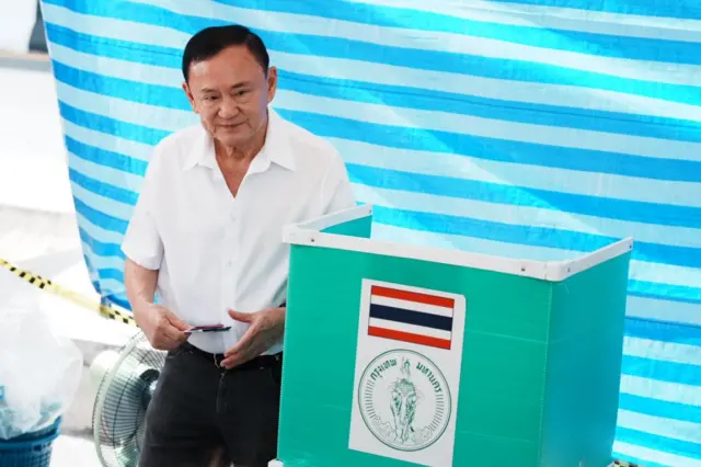 ทักษิณ ชินวัตร อดีตนายกฯ ไปใช้สิทธิเลือกตั้งครั้งแรกในรอบ 20 ปี หลังออกจากเรือนจำ