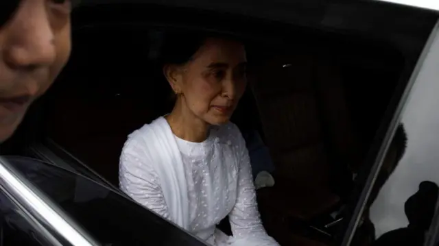 နိုင်ငံတော်ရဲ့ အတိုင်ပင်ခံပုဂ္ဂိုလ် ဒေါ်အောင်ဆန်းစုကြည် (ပုံဟောင်း)