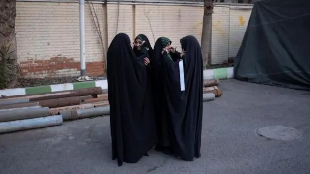 பத்து நாட்களுக்கு முன்பு வரை குடும்ப உறுப்பினர்கள் தன்னிடம் பேசியதாகவும், ஆனால் அதன் பிறகு அவர்களிடமிருந்து எந்தச் செய்தியும் வரவில்லை என்றும் அவர்கள் கூறினர்.
