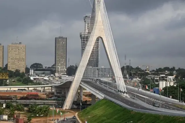 Overview of the new bridge over the Ébrié lagoon, linking the residential area of ​​Cocody to the business district of Abidjan.
