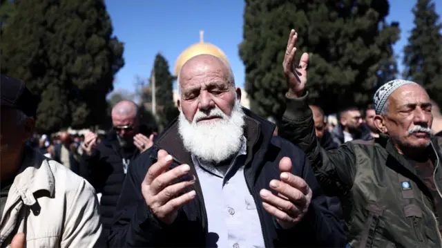 يتجمع المصلون الفلسطينيون في باحة المسجد الأقصى لأداء أول صلاة جمعة خلال شهر رمضان المبارك، في البلدة القديمة بالقدس، في 20 فبراير/ شباط 2026