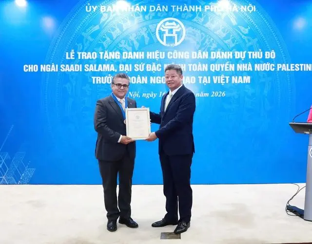 Phó Chủ tịch UBND TP Hà Nội Nguyễn Mạnh Quyền (phải) trao danh hiệu Công dân danh dự Thủ đô Hà Nội cho Đại sứ Palestine Saadi Salama hôm 16/1