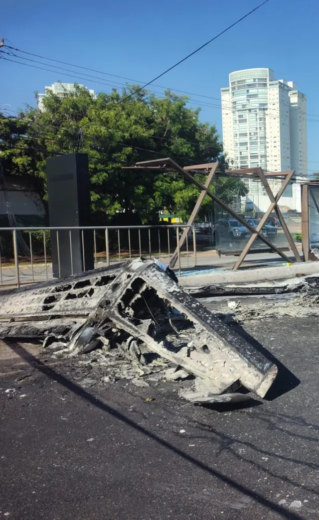 Ônibus destruído após queda de avião em São Paulo