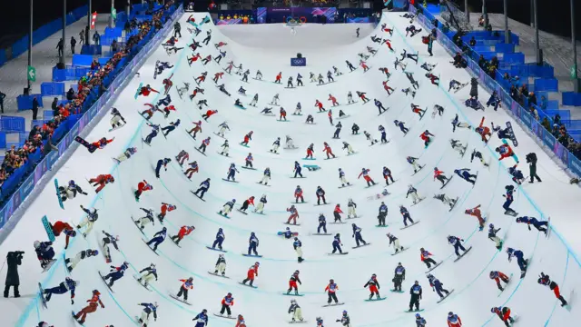 Цифровой коллаж финала соревнований по хафпайпу среди женщин в сноуборде