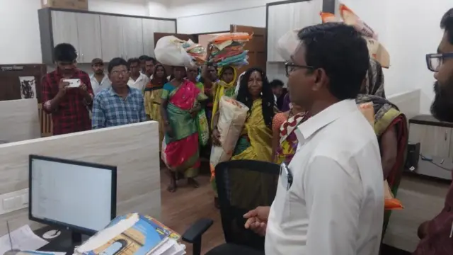 साडी परत करताला महिला