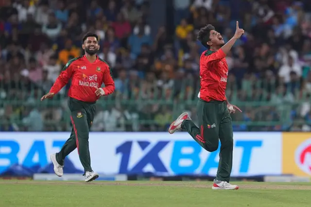 ලකුණු 11කට කඩුලු 4ක් දවාගත් මෙහෙදි හසන් තරගයේ වීරයා සම්මානය දිනා ගත්තේ ය.