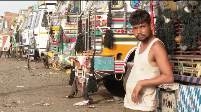 દીનદયાળ બંદર પાસે એક મજૂરની ફાઇલ તસ્વીર. 