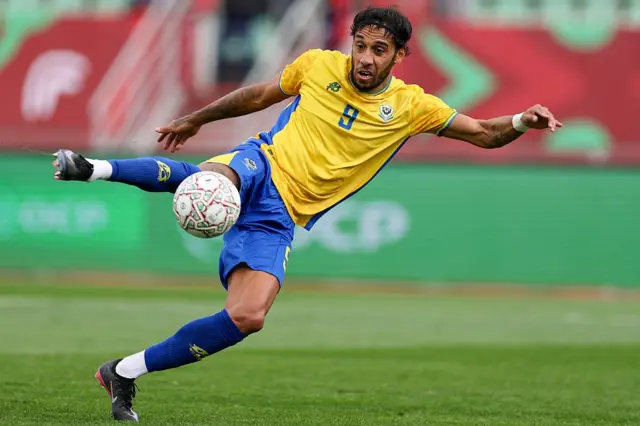 L'attaquant gabonais n° 9, Pierre-Emerick Aubameyang, contrôle le ballon lors du match de football du groupe F de la Coupe d'Afrique des Nations (CAN) opposant le Gabon au Mozambique au Grand Stade d'Agadir, le 28 décembre 2025.
