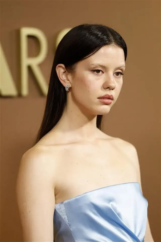 Devojka u plavoj haljini bez bratela