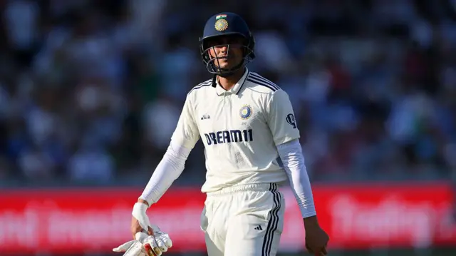 कप्तान शुभमन गिल केवल छह रन ही बना सके