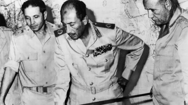 El jefe del gabinete de Egipto, Saad el-Shazly, el presidente Anwar Sadat y el ministro de Guerra Ismail Ali.