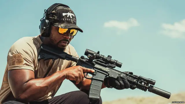 Colion Noir com AR-15