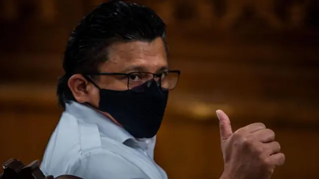 Ferdy Sambo berpose saat duduk di kursi peradilan Pengadilan Negeri Jakarta Selatan atas pembunuhan Brigadir Nofriansyah Yosua Hutabarat