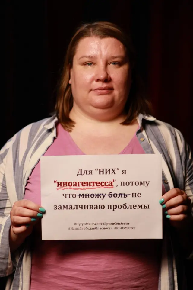 Anna Kapuşenko Qırğızıstanın əsas araşdırmaçı media orqanlarından biri olan "Kloop"-a rəhbərlik edir