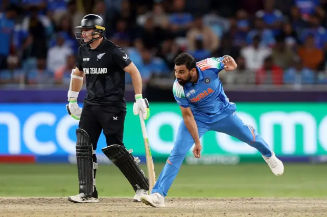 भारत और न्यूजीलैंड के बीच खेले गए मुकाबले में गेंदबाजी करते मोहम्मद शमी