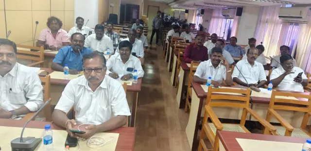 டாஸ்மாக்கில் மது பாட்டிலுக்கு ரூ.10 கூடுதலாக வாங்குவதை தடுக்க தவெக அரசு என்ன செய்தது?