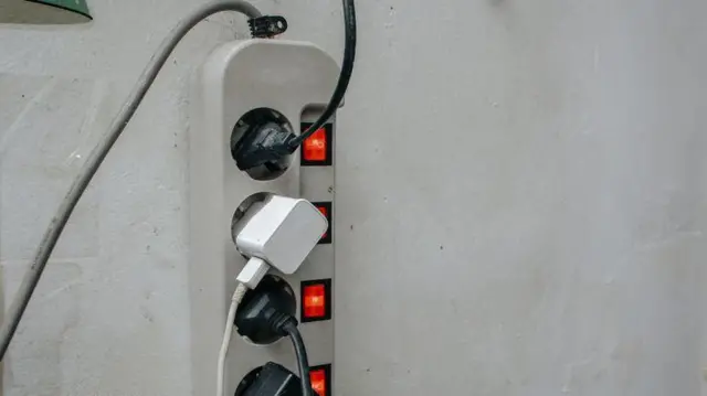 Extensão cheio de plugs ligados