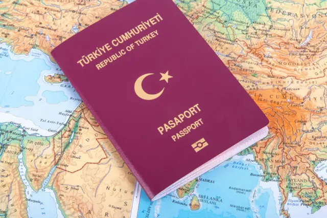 Un passeport turc sur une carte