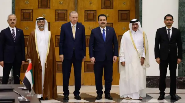 عبدالقادر اورال اوغلو وزیر حمل و نقل ترکیه، سهیل محمد المزروعی وزیر انرژی امارات متحده عربی، رجب طیب اردوغان رئیس جمهور ترکیه، محمد شیعه السودانی نخست وزیر عراق، جاسم بن سیف بن احمد السلیتی وزیر حمل و نقل قطر، و عراق رزاق محیبس السعداوی، وزیر حمل و نقل، در دیدار آنها برای امضای چارچوب توافقنامه «راه توسعه» در مورد امنیت، اقتصاد و توسعه در بغداد در ۲۲ آوریل ۲۰۲۴ عکس گرفت.