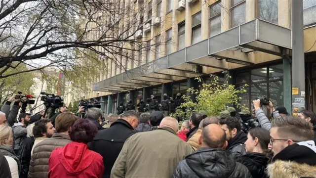 протест опозиције испред суда у Новом Саду