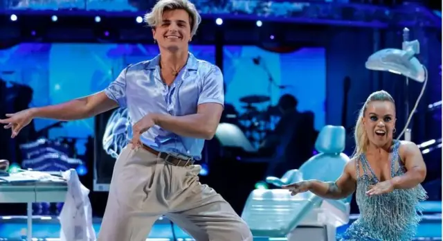 Aworan awọn eeyan kan to n jo