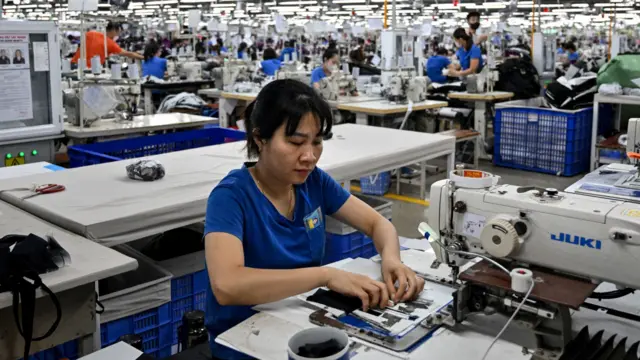 越南太原省一家制衣厂内一群女工在操作衣车缝制衣服（2/7/2025）