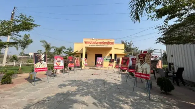 சௌந்தலா கிராமச் சந்திப்புகளில் சிசிடிவி கேமராக்கள் பொருத்தப்பட்டுள்ளன. இது சாதி ஒழிப்பு தீர்மானத்தை செயல்படுத்துவதை எளிதாக்கும் என்று பஞ்சாயத்துத் தலைவர் கூறுகிறார்.
