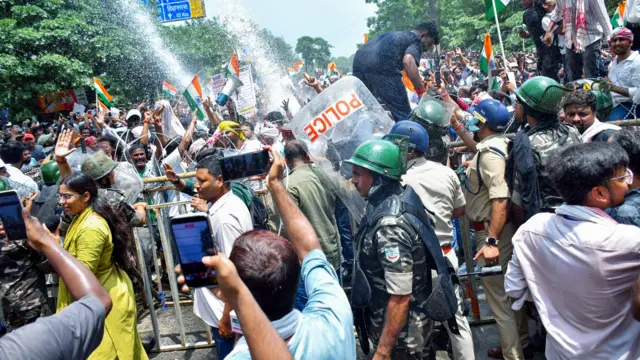 झारखंड प्रोटेस्ट के दौरान सोमवार को पुलिस ने प्रदर्शनकारियों पर वाटर कैनन, आंसू गैस और लाठियों का भी इस्तेमाल किया