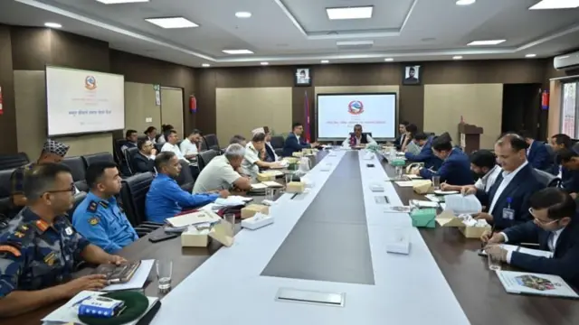 विपद् प्राधिकरणको बैठकमा अधिकारीहरू