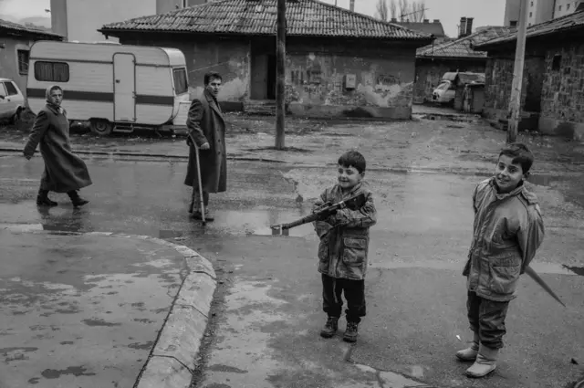 صورة بالأبيض والأسود لأطفال صغار في سراييفو.