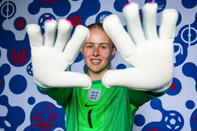 Hampton con las manos frente a la cámara