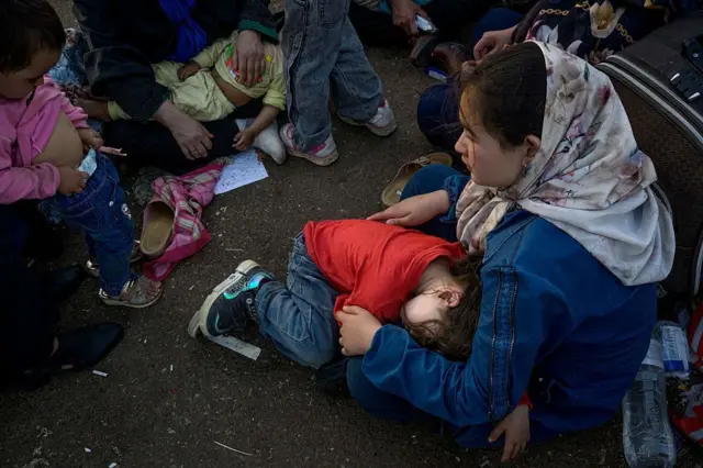 Эрондан ортга қайтарилаётган афғон қочқинлари