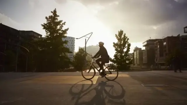 Un homme sur un vélo.