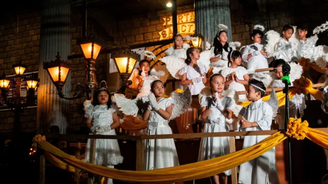 နတ်သမီးလေးတွေလို ဝတ်ဆင်ပြီး ဝတ်ပြုဆုတောင်းနေကြတဲ့ ဖိလစ်ပိုင် ကလေးငယ်တွေ 