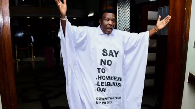 Mbunge wa Uganda John Musira alivaa vazi lenye kauli mbiu za kupinga ushoga katika mjadala bungeni kuhusu sheria mpya ya kupinga ushoga.