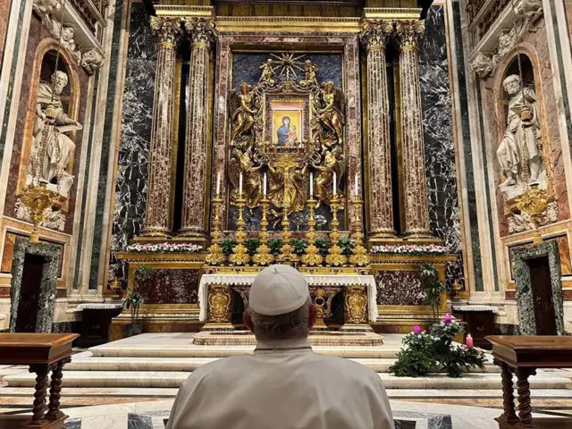 Pope Francis dey pray in front of di icon of di Madonna Salus Populi Romani for di Basilica of St Mary Major, 14 December 2024