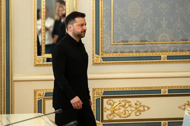 Зеленський у чорному йде вперед 
