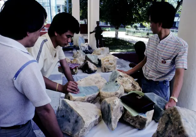 လမ်းစဉ်ပါတီခေတ်က ကျောက်စိမ်းပြပွဲ