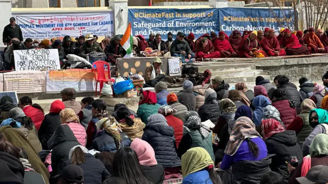 सोनम वांगचुक के अनशन स्थल पर जमा लोग