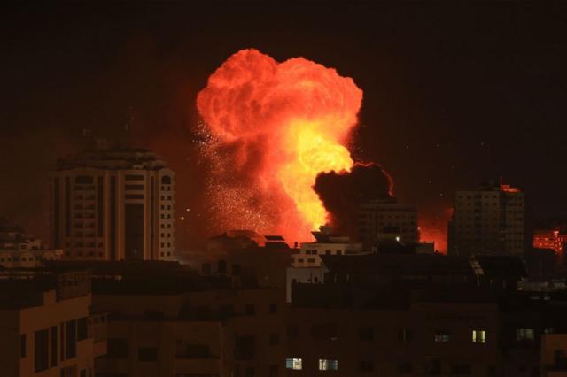 Una bola de fuego estallando durante el bombardeo israelí de la ciudad de Gaza el 9 de octubre.