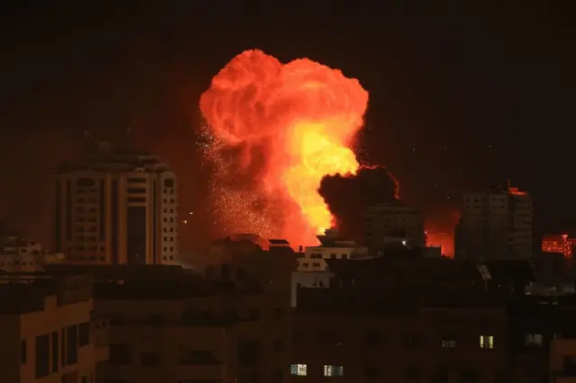 Ataque en Israel: Netanyahu advierte que los bombardeos "son solo el comienzo" y Hamás amenaza con ejecutar rehenes con cada ataque a Gaza - BBC News Mundo