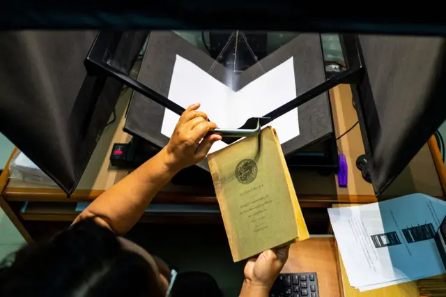 บรรณารักษ์หอสมุดกลางจุฬาฯ สาธิตการดิจิไทซ์ (Digitization) หนังสือหายากให้เป็นไฟล์ดิจิทัล เพื่อการเก็บรักษาข้อมูลสำคัญของชาติและเพื่อความสะดวกของผู้ใช้บริการ