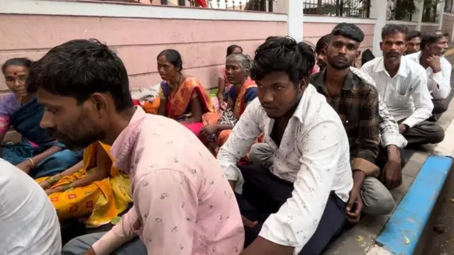 कागदपत्रच नाहीत तर काय करणार असा प्रश्न हे नागरिक उपस्थित करताहेत.