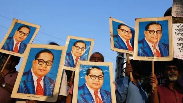 ਮੁਜ਼ਾਹਰੇ ਦੌਰਾਨ ਡਾ਼ ਅੰਬੇਦਕਰ ਦੀਆਂ ਤਸਵੀਰਾਂ